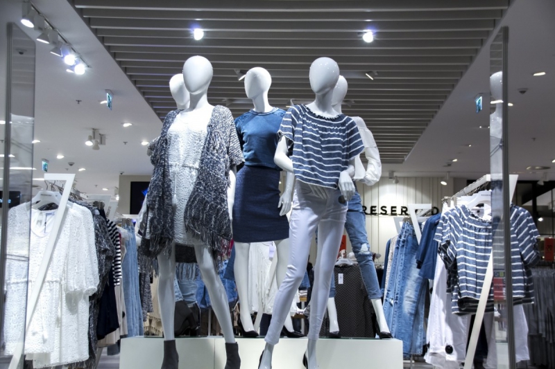 vente-PEILLE-min_shopping_mall_shop_windows_fashionable_clothes_feminine_weakness_the_temptation_slender_women_mannequin_lifestyle-1044785